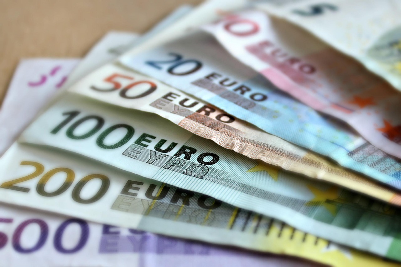 とくに縁起のいい金運アップの夢の意味とは？大吉夢５選（夢占い）蛇、排泄物、血、お金、ムカデ