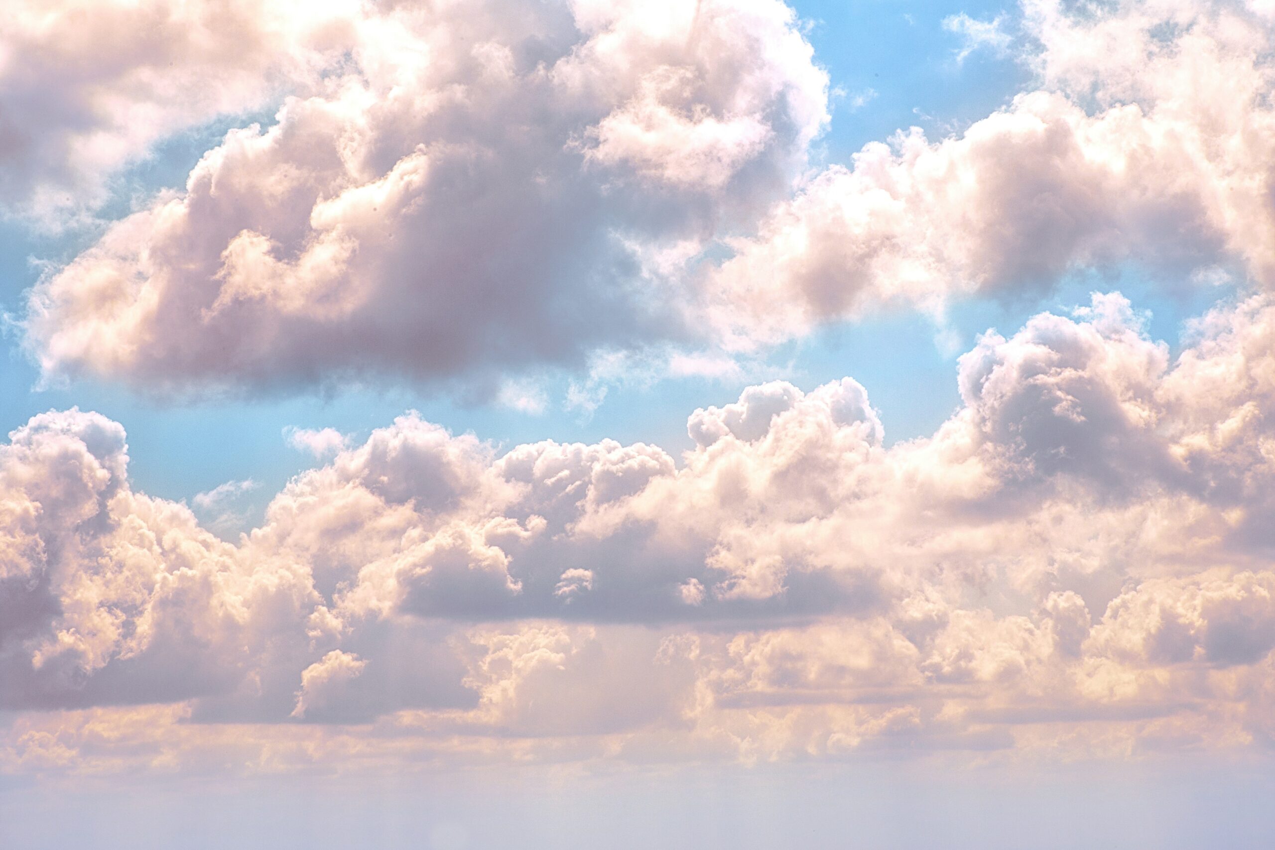 空の夢の意味とは？（夢占い）暗闇、青空、飛べない、飛ぶ、平泳ぎ、低空飛行、高い空、早く、１人で、大人数、異性、着地など