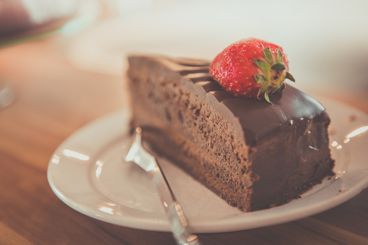 夢占いでケーキの夢の意味とは？食べる、恋人、好きな人、一人、ケーキ屋さんで働く、残す、購入、貰う、プレゼント、捨てる、拒否するなど