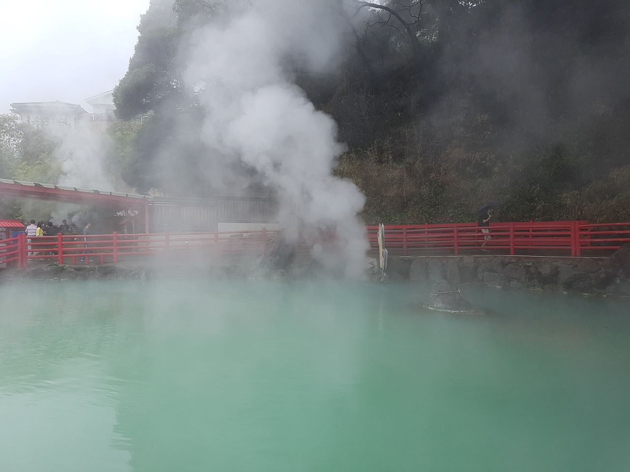 温泉の夢の意味とは？（夢占い）入れない、熱い、好きな人、たくさん、泳ぐ、プール、湧き出る、足湯など