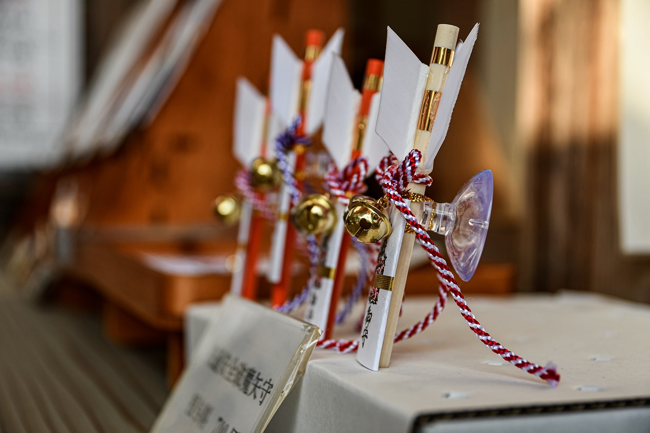 夢占いで神棚の夢の意味とは？吉夢か悪夢か、見る、大きい、購入、豪華なお供え物、花、拝む、ロウソク、掃除、綺麗、汚れる、壊れるなど