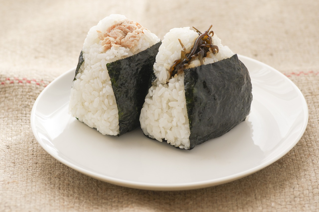 夢占いでおにぎりの夢の意味とは？食べる、美味しい、不味い、握る、握れない、選ぶ、買う、落とす、貰う、不味いなど